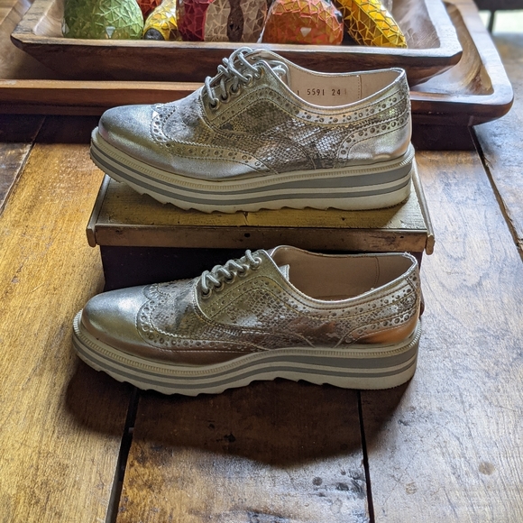 La Milagresa Silver Oxfords. EUC. - Picture 8 of 8
